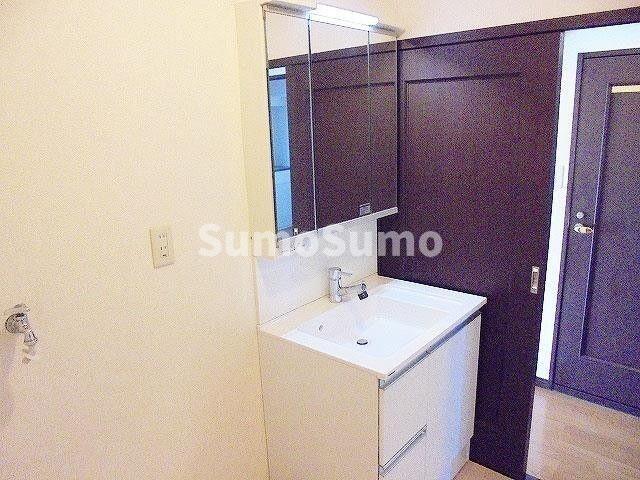 物件内観写真10　(明るい洗面所です)