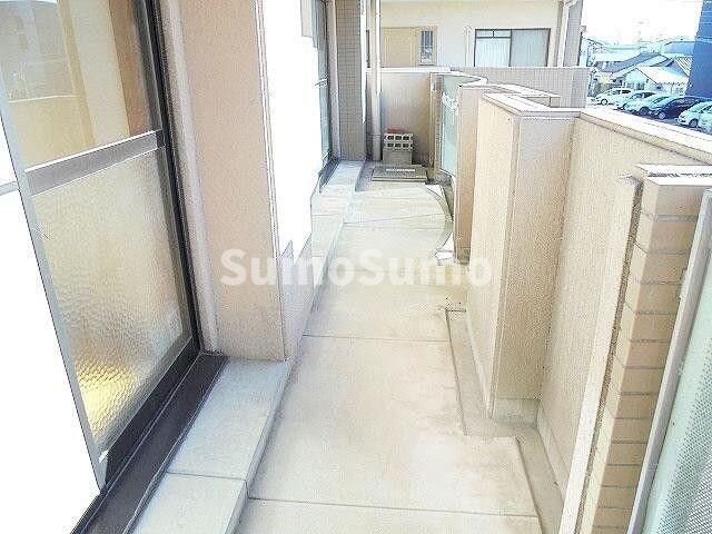 物件内観写真12　(外からの目が気にならないバルコニーで洗濯物が干せます)