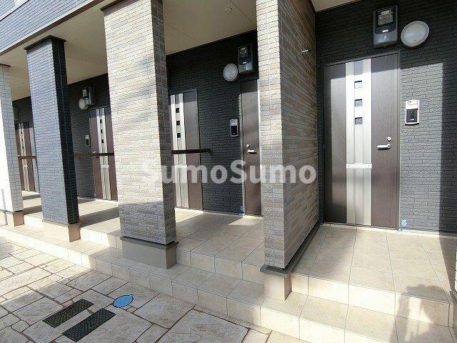 物件外観写真3　(清潔なエントランスです)