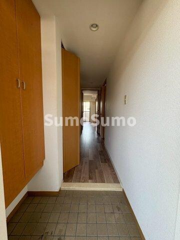 物件内観写真2　(収納もある玄関です)