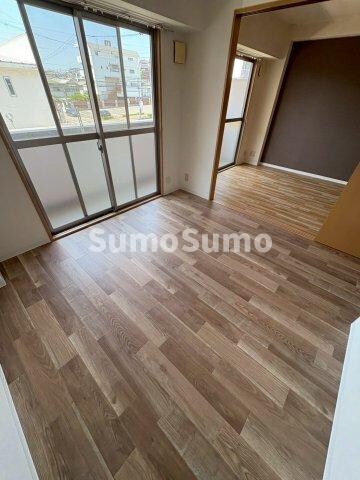 物件内観写真3　(ゆったりとした居間です)