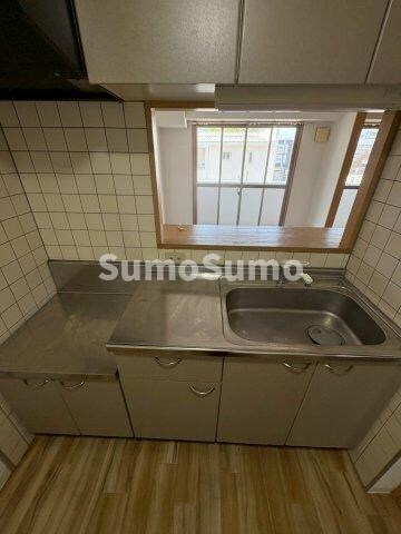 物件内観写真12　(コンパクトなキッチンで掃除もラクラク)