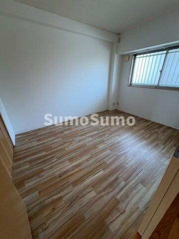 物件内観写真18　(広くて明るい寝室)