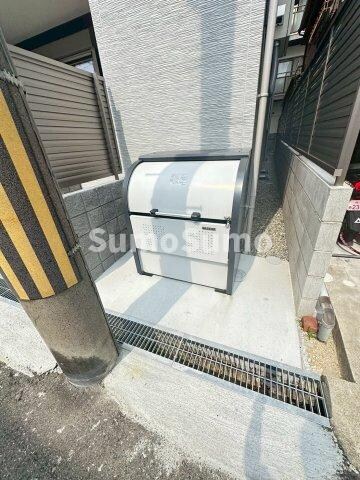 物件外観写真3　(車をお持ちの方に嬉しい駐車場付きの物件です)