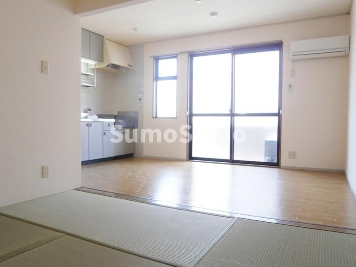 物件内観写真5　(おしゃれな居間です)