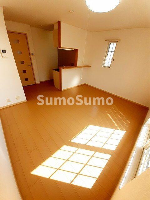 物件内観写真4　(ゆったりとした居間です)