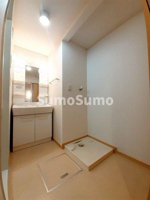 物件内観写真8　(明るい洗面所です)