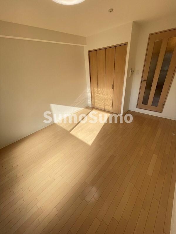 寝室(広くて明るい寝室)