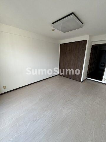 物件内観写真5　(落ち着いた色調の寝室です)