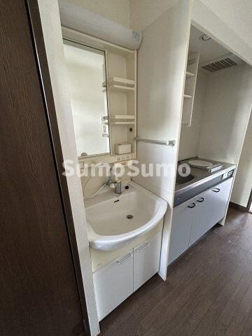 物件内観写真8　(広い洗面スペース)