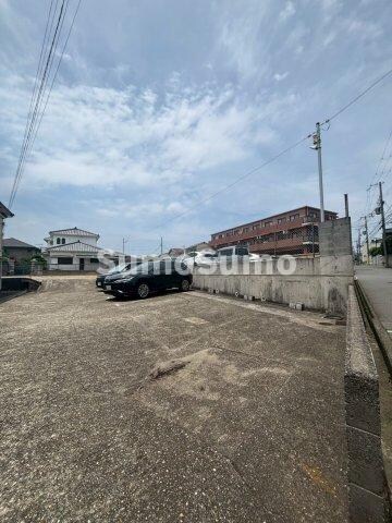 物件外観写真2　(駐車場があるので、車を買う予定の方も安心です)