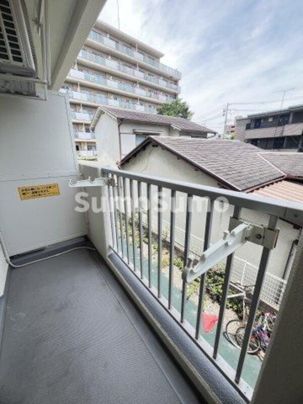 バルコニー(開放的で明るい空間を演出してくれるバルコニーです)