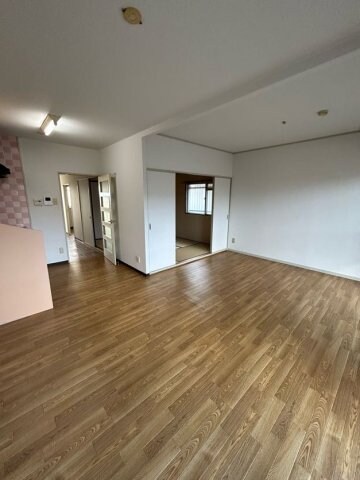 物件内観写真6　(こちらの居間で趣味の時間をお楽しみください)