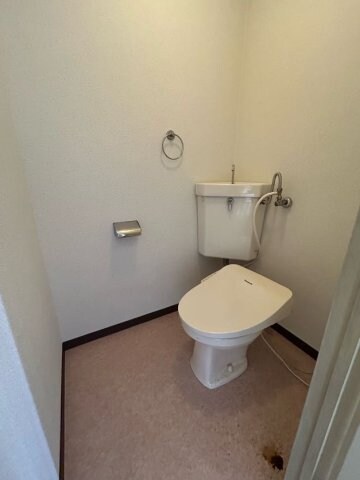 物件内観写真12　(ゆったりとした空間のトイレです)