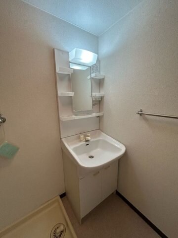 物件内観写真18　(独立洗面台、小物を置くことができて便利です)