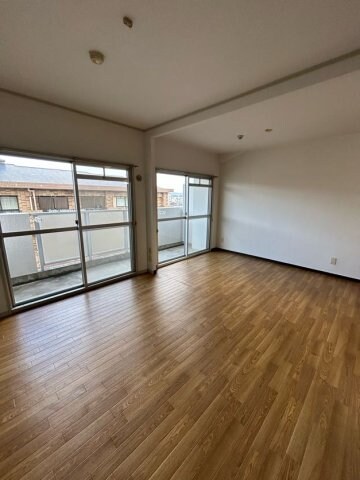 物件内観写真24　(こちらの居間で趣味の時間をお楽しみください)