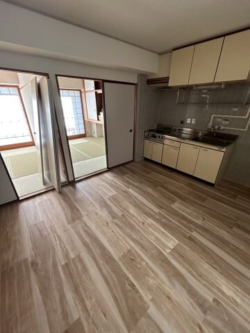 物件内観写真5　(こちらの居間で趣味の時間をお楽しみください)