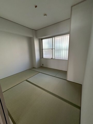 物件内観写真12　(広くて明るい寝室)