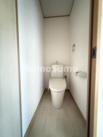 物件内観写真14　(ゆったりとした空間のトイレです)