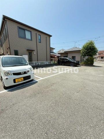 物件外観写真2　(車をお持ちの方に嬉しい駐車場付きの物件です)