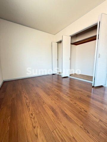 物件内観写真10　(落ち着いた色調の寝室です)