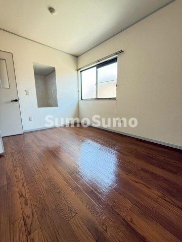 物件内観写真11　(落ち着いた色調の洋室です)