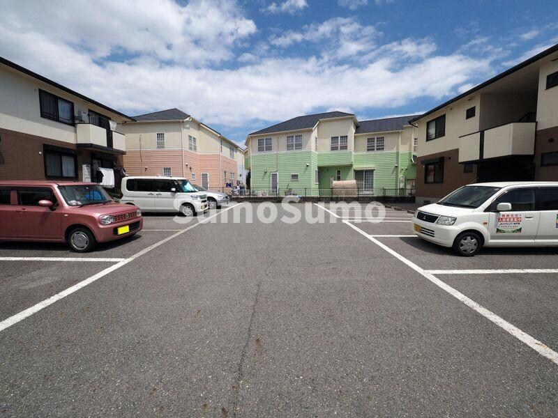 物件外観写真2　(車をお持ちの方に嬉しい駐車場付きの物件です)