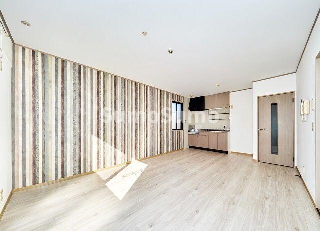 物件内観写真4　(こちらのリビングで趣味の時間をお楽しみください)