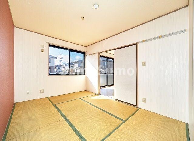 物件内観写真5　(和室がひろがる居住スペース)