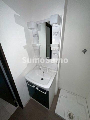 物件内観写真8　(広い洗面スペース)