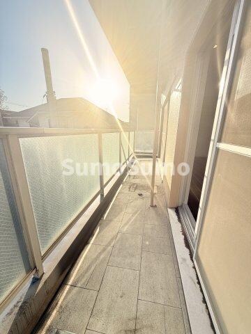 物件内観写真6　(開放的で明るい空間を演出してくれるバルコニーです)