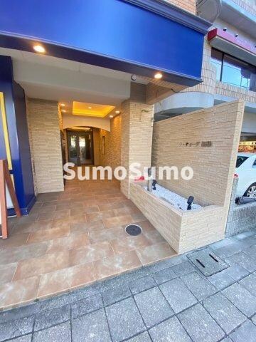 物件外観写真3　(落ち着いたエントランスです)