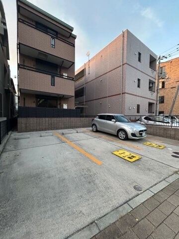 物件外観写真3　(車をお持ちの方に嬉しい駐車場付きの物件です)