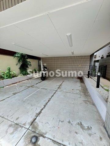 物件外観写真2　(駐車スペースもあります)