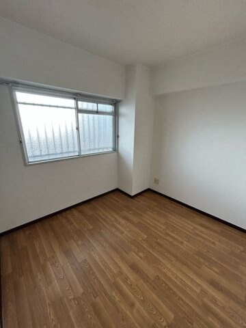 物件内観写真23　(落ち着いた色調の洋室です)