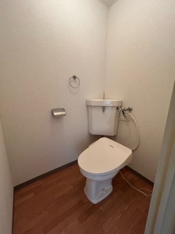 物件内観写真27　(ゆったりとした空間のトイレです)