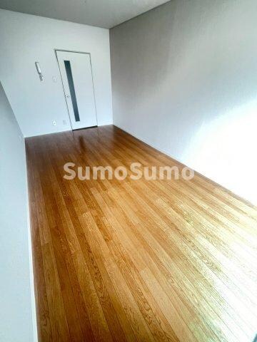 物件内観写真3　(ゆったりとしたリビングです)