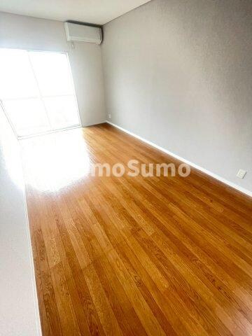 物件内観写真5　(広くて明るい寝室)