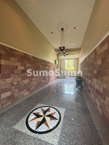 物件外観写真3　(清潔なロビーです)