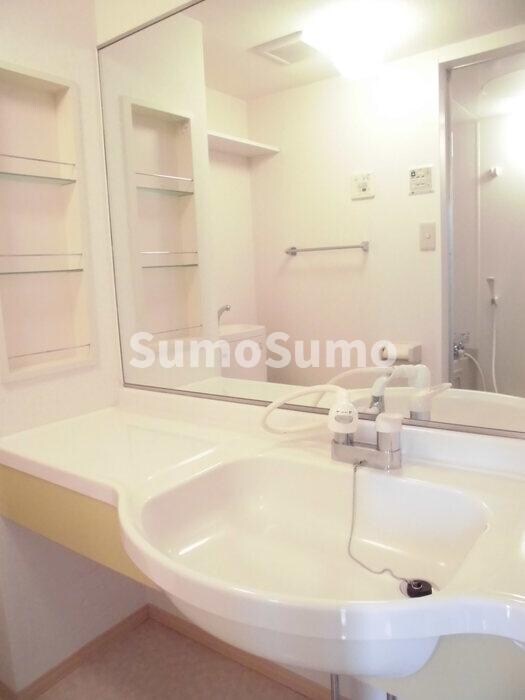 物件内観写真7　(広い洗面スペース)