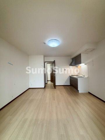 物件内観写真19　(こちらの居間で趣味の時間をお楽しみください)