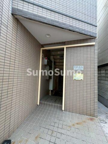 物件外観写真2　(ゆとりのあるエントランスです)