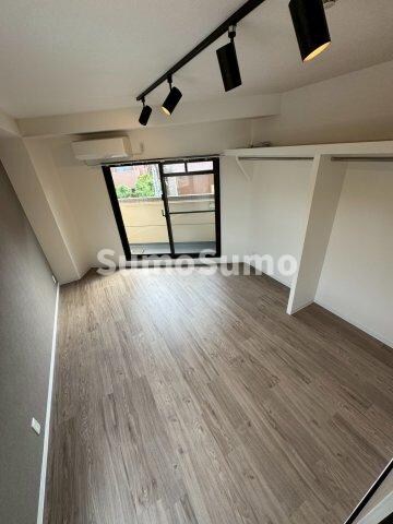 物件内観写真5　(こちらのリビングで趣味の時間をお楽しみください)