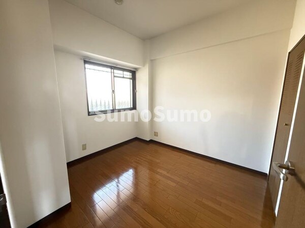 寝室(落ち着いて過ごせるお部屋なので、寝室にいかがでしょうか)