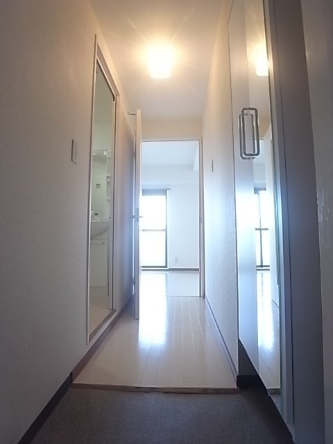 物件内観写真4　(収納もある玄関です)