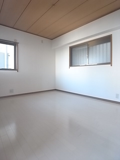 物件内観写真7　(開放的な寝室です)