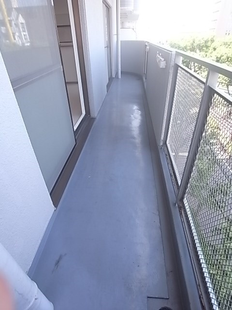 物件内観写真9　(お洗濯にも便利なバルコニー付き)