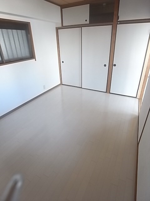 物件内観写真24　(明るい洋室です)