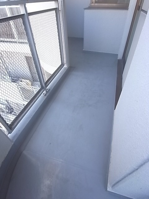 物件内観写真25　(開放的で明るい空間を演出してくれるバルコニーです)