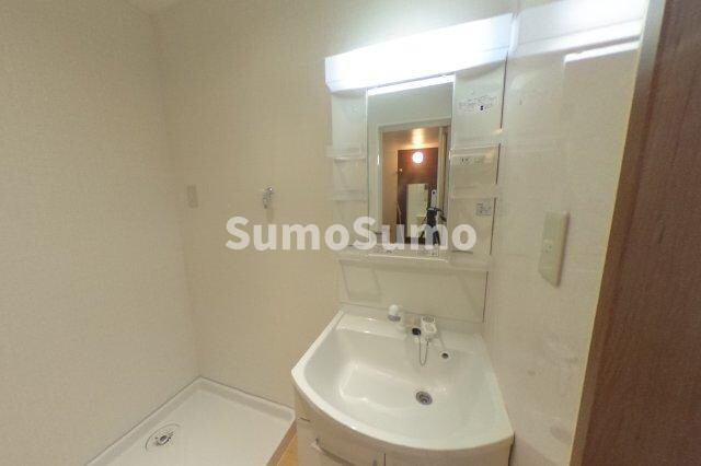 物件内観写真8　(ゆったりとスペースのある洗面所)